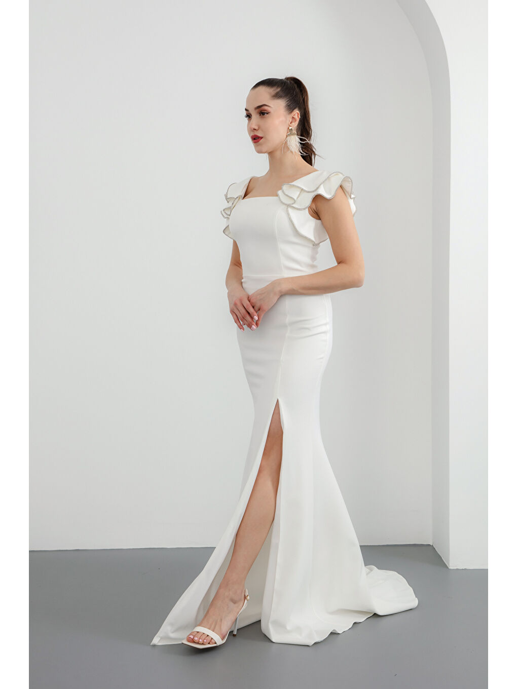 Kadın Beyaz Kare Yaka Kolları Fırfırlı Uzun Söz Nişan Nikah Abiye Elbise