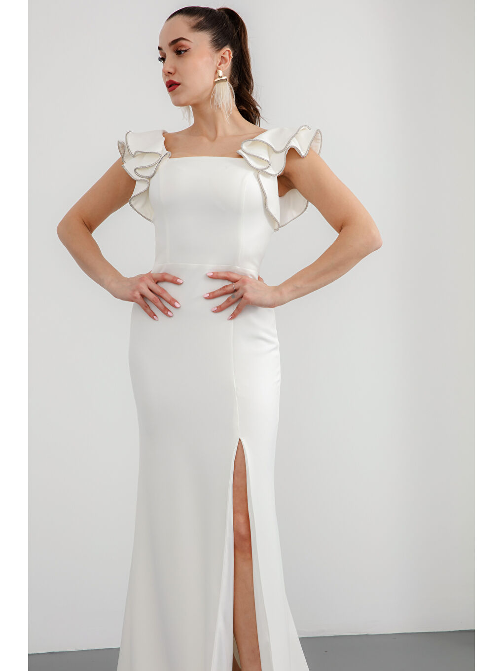 Kadın Beyaz Kare Yaka Kolları Fırfırlı Uzun Söz Nişan Nikah Abiye Elbise-1