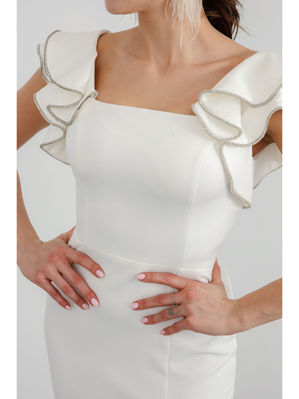 Kadın Beyaz Kare Yaka Kolları Fırfırlı Uzun Söz Nişan Nikah Abiye Elbise-2