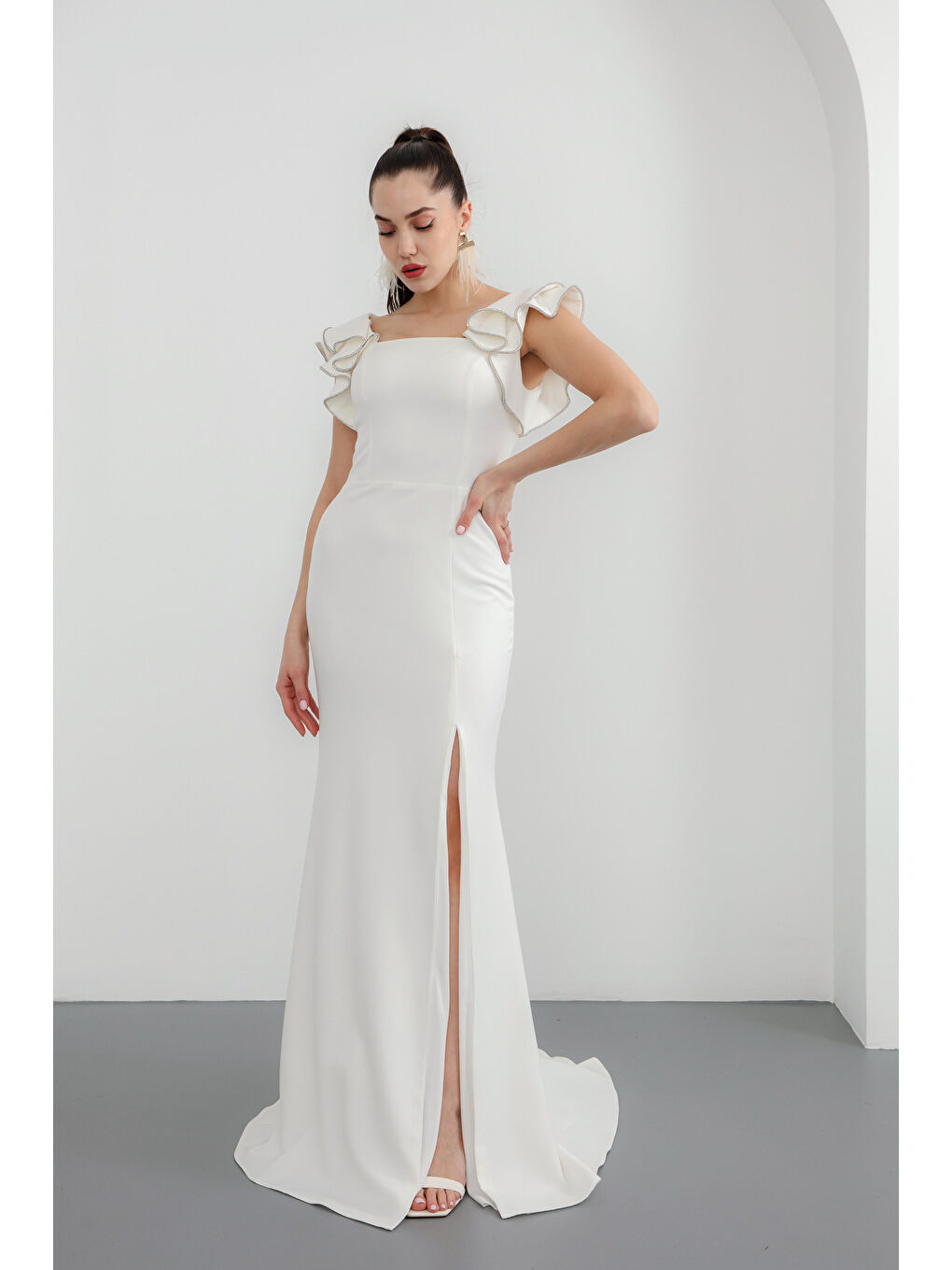 Kadın Beyaz Kare Yaka Kolları Fırfırlı Uzun Söz Nişan Nikah Abiye Elbise-3