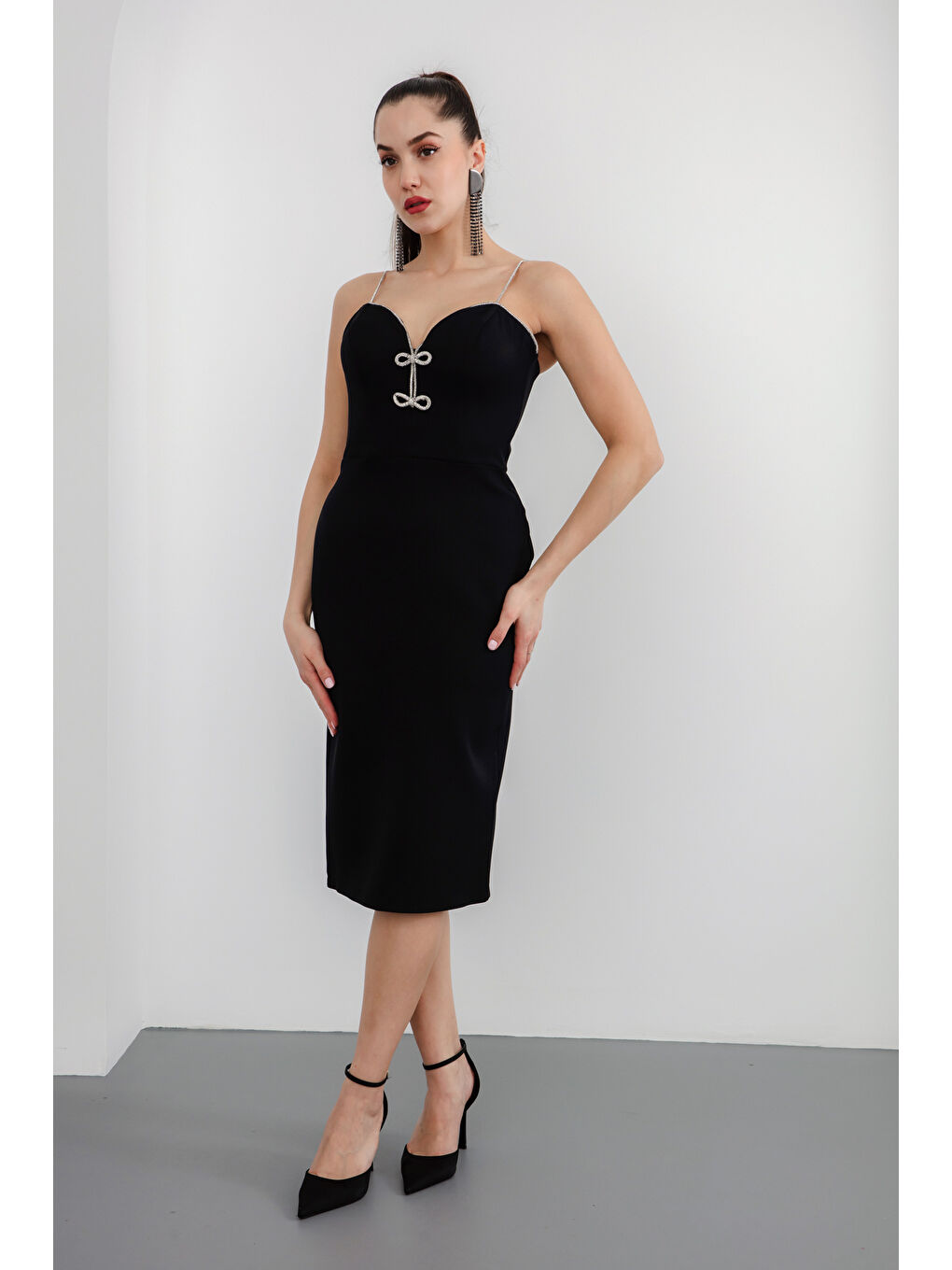 Kadın Siyah Taş Askılı Fiyonklu Abiye Elbise