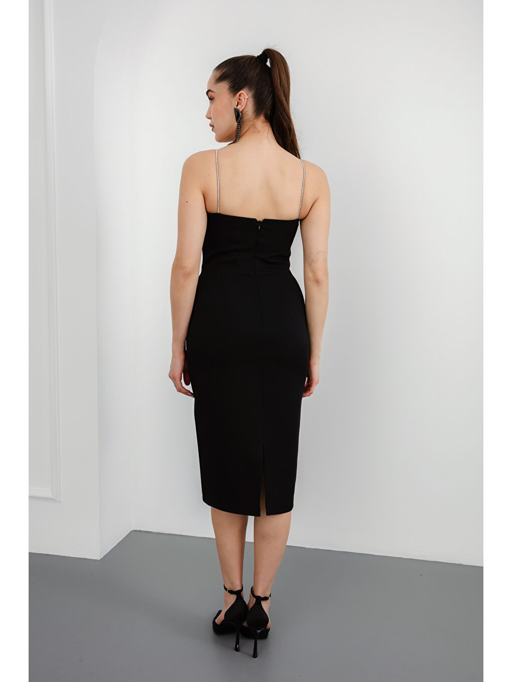 Kadın Siyah Taş Askılı Fiyonklu Abiye Elbise-4