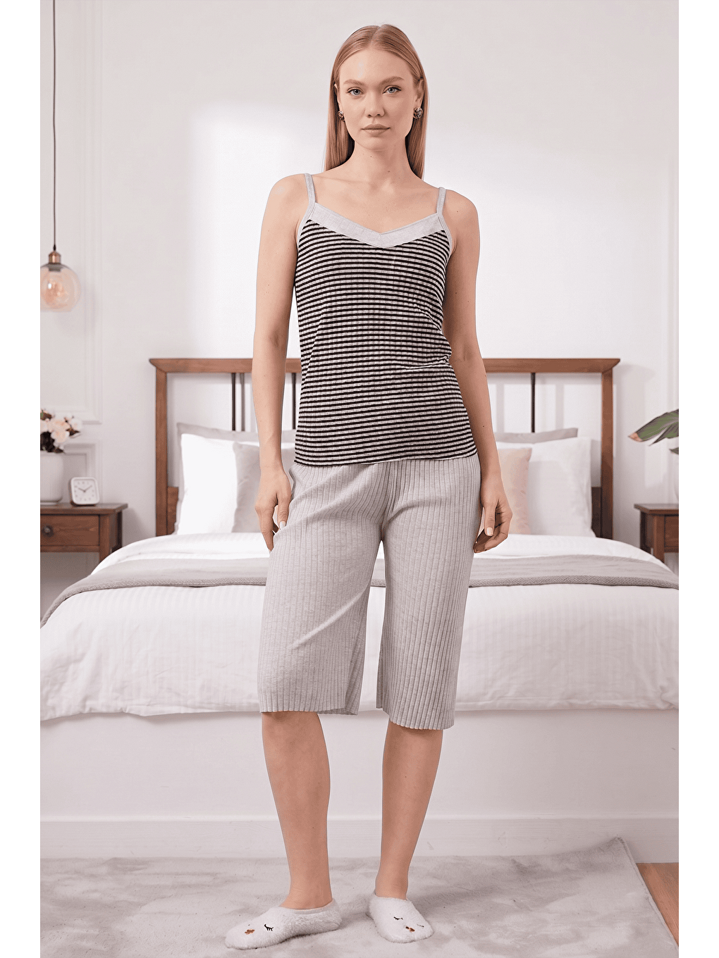 Siyah Kalpli Çizgili İp Askılı Kapri Pijama Takımı-1