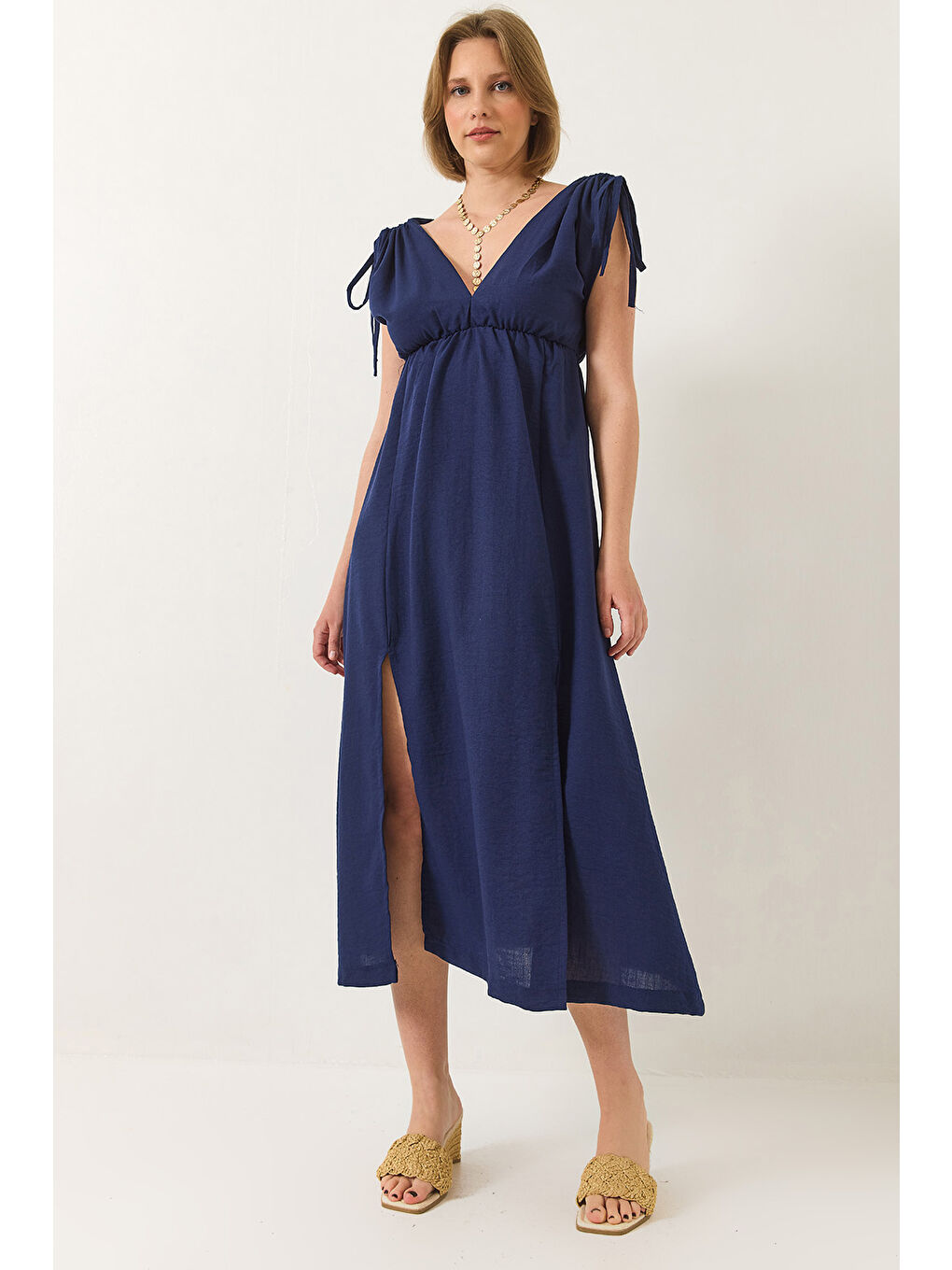 Lacivert Kadın V Yaka Beli Lastikli Yırtmaçlı Bağlama Detaylı Keten Dokulu Elbise-1