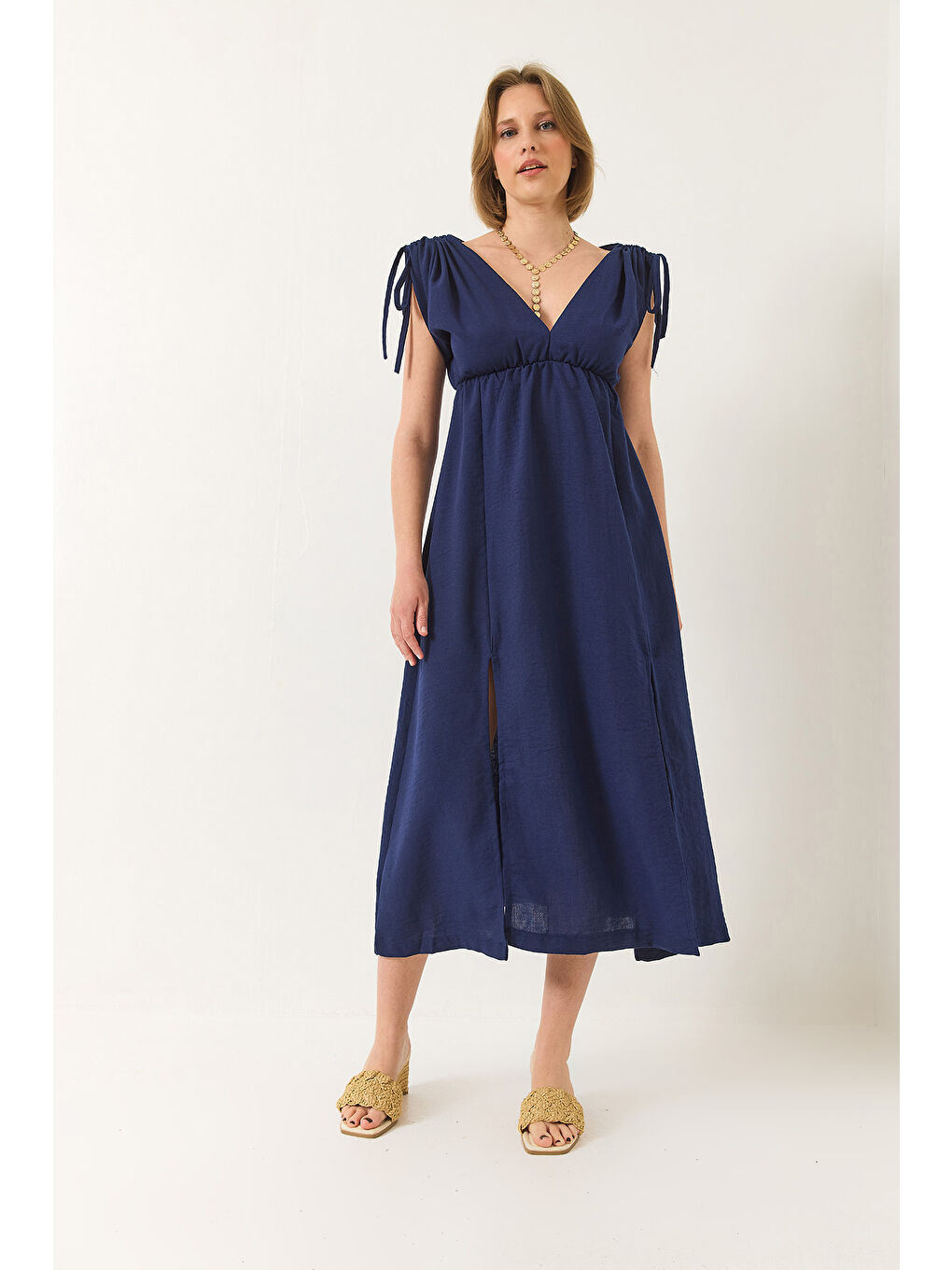 Lacivert Kadın V Yaka Beli Lastikli Yırtmaçlı Bağlama Detaylı Keten Dokulu Elbise-2