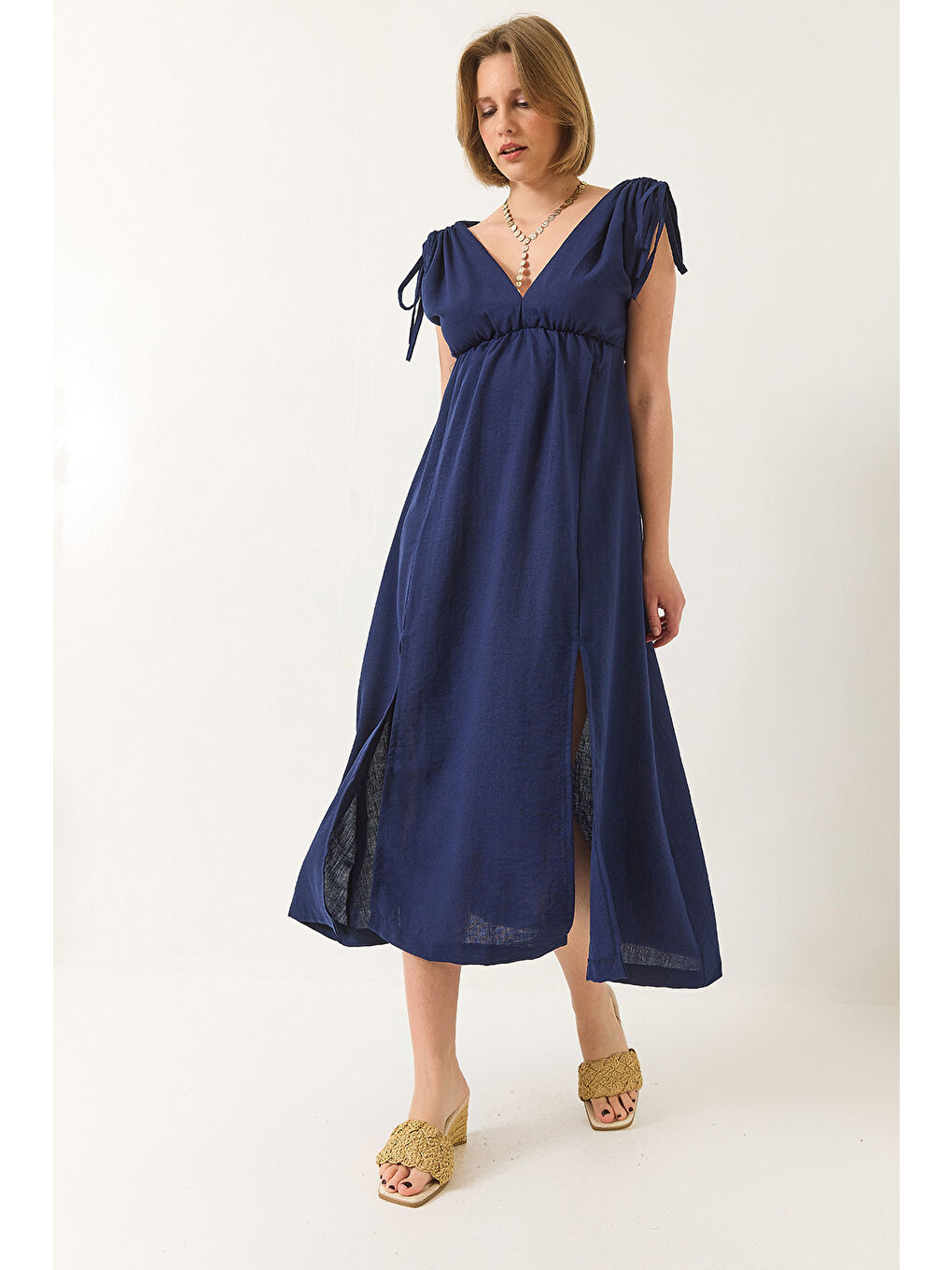 Lacivert Kadın V Yaka Beli Lastikli Yırtmaçlı Bağlama Detaylı Keten Dokulu Elbise-3