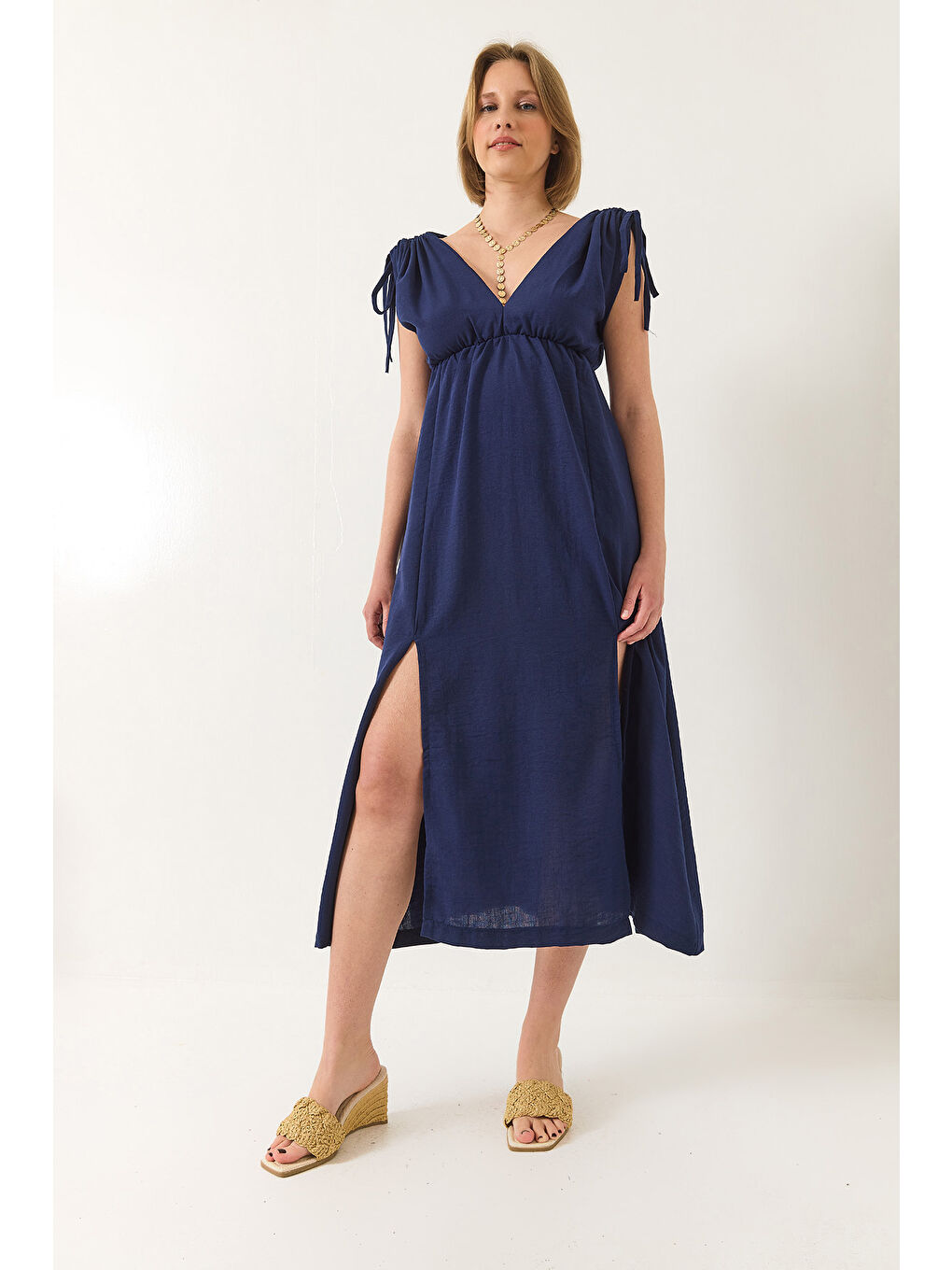 Lacivert Kadın V Yaka Beli Lastikli Yırtmaçlı Bağlama Detaylı Keten Dokulu Elbise-4