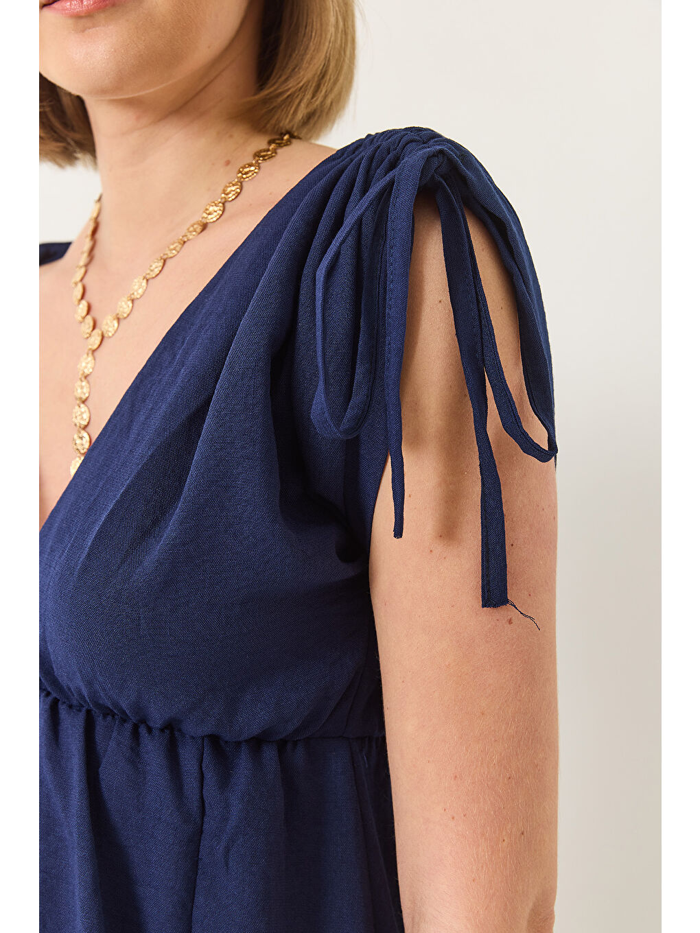 Lacivert Kadın V Yaka Beli Lastikli Yırtmaçlı Bağlama Detaylı Keten Dokulu Elbise-5