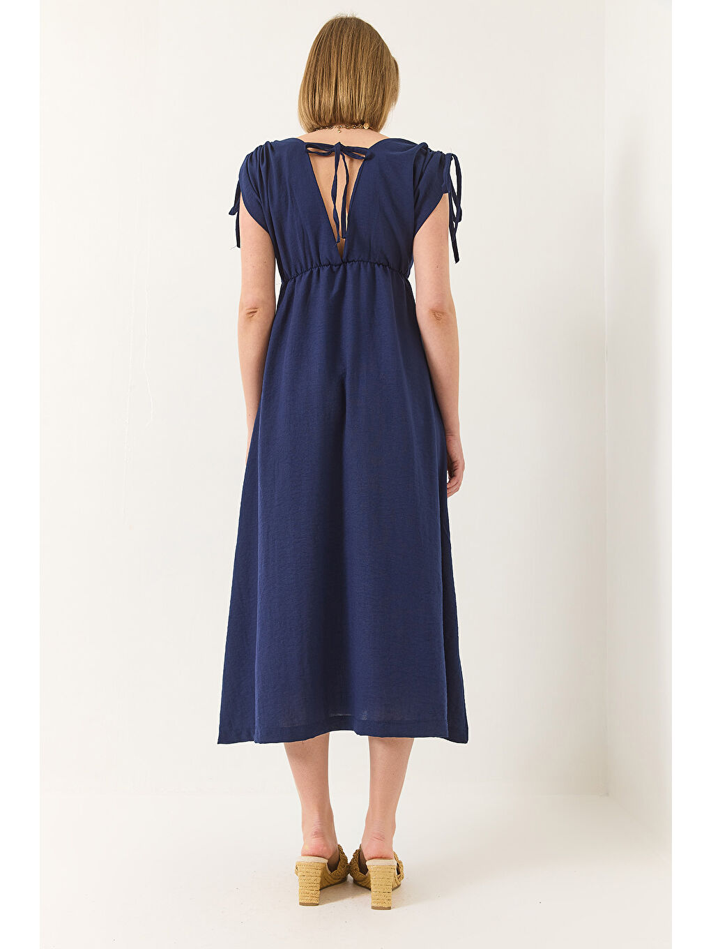 Lacivert Kadın V Yaka Beli Lastikli Yırtmaçlı Bağlama Detaylı Keten Dokulu Elbise-6