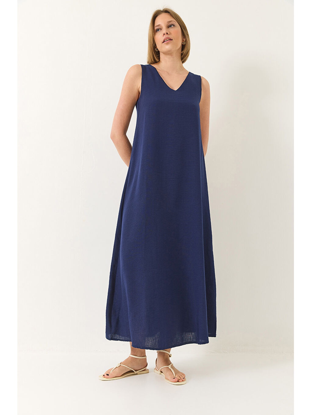 Lacivert Kadın V Yaka Kalın Askılı Uzun Keten Elbise-4