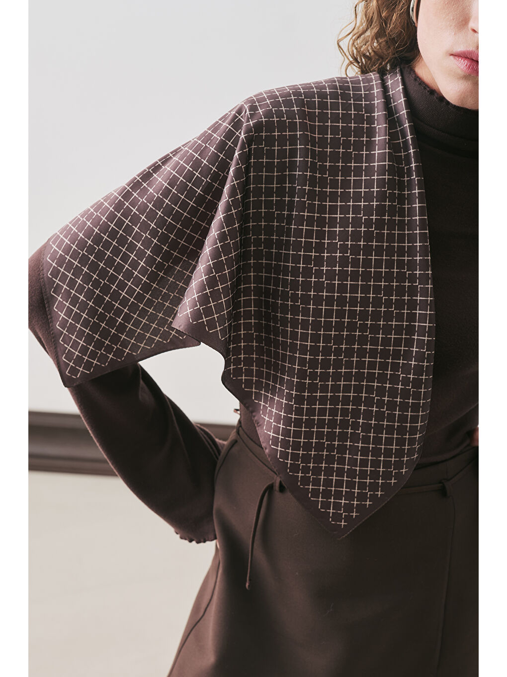 Kahverengi Desenli Orta Boy Saten Fular Frıa