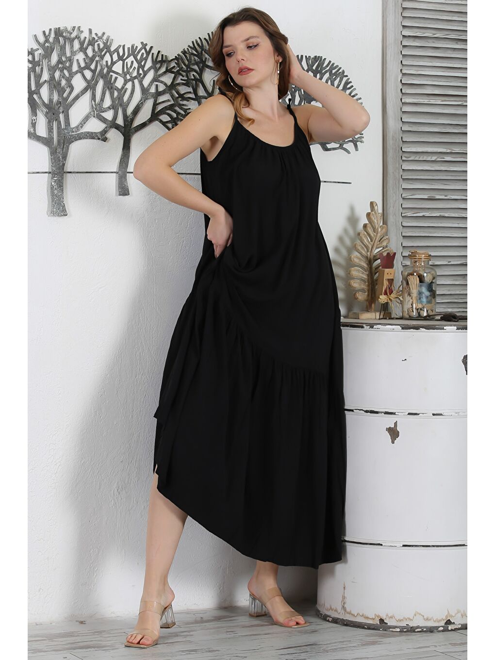 İtalyan Siyah Askılı Etek Ucu Fırfırlı Casual Dokuma Elbise 130 62-1