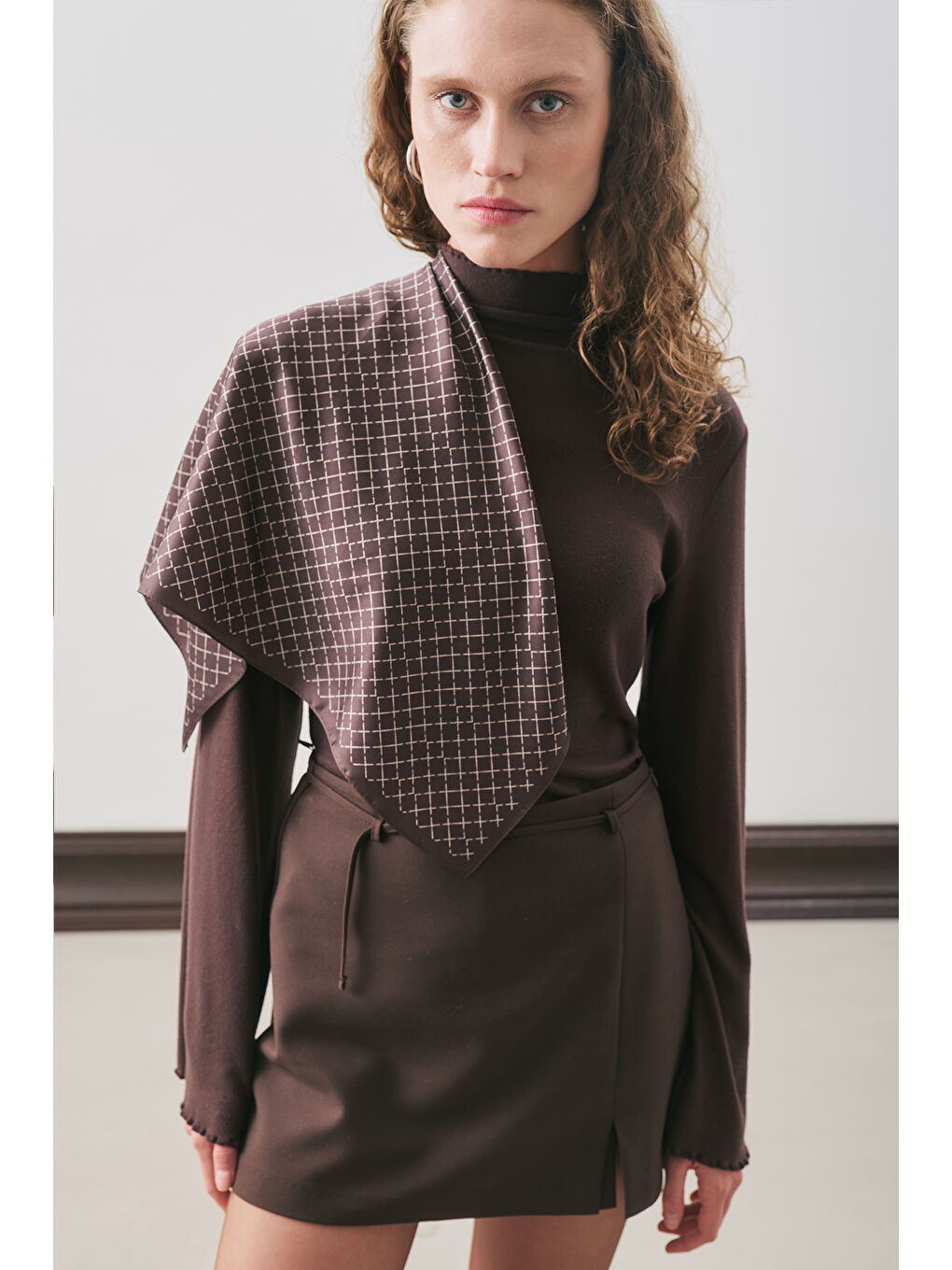 Kahverengi Desenli Orta Boy Saten Fular Frıa-1