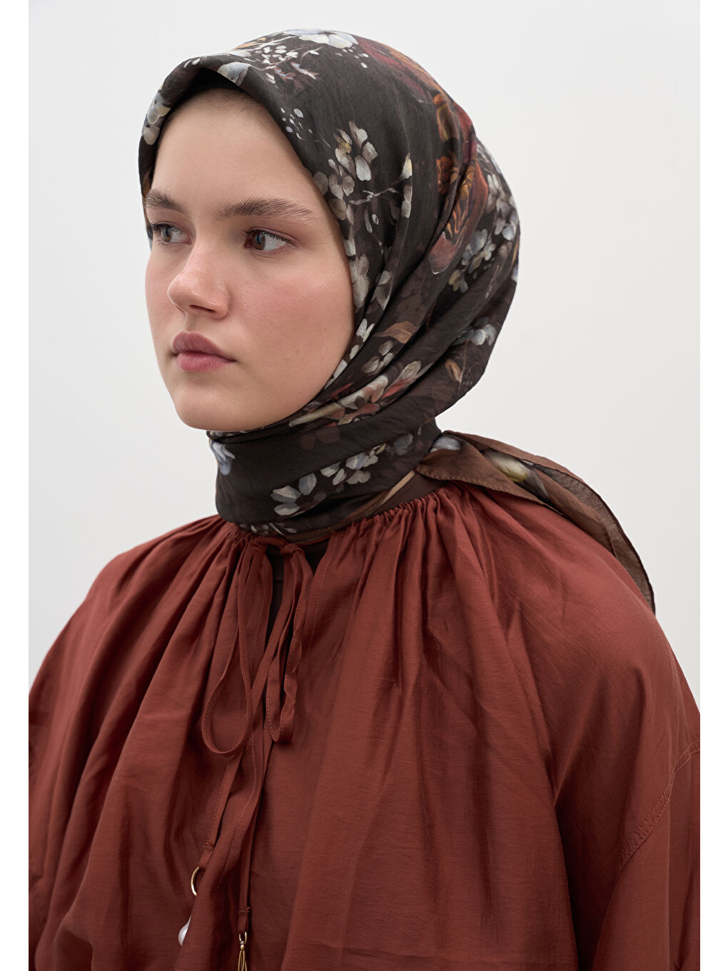 Kahverengi Mıdnıght Rose Desen Pamuklu Viskon Eşarp Çikolata Kahve-1