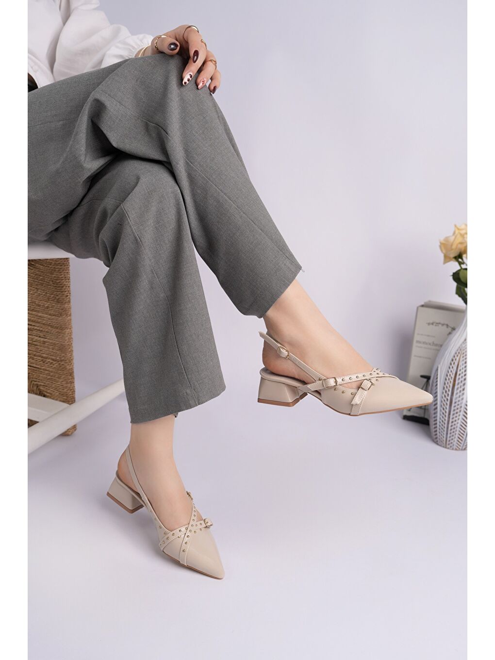 Bej JOLY Sivri Burun Arkası Açık Metal Aksesuarlı Kadın Kısa Topuklu Ayakkabı-5