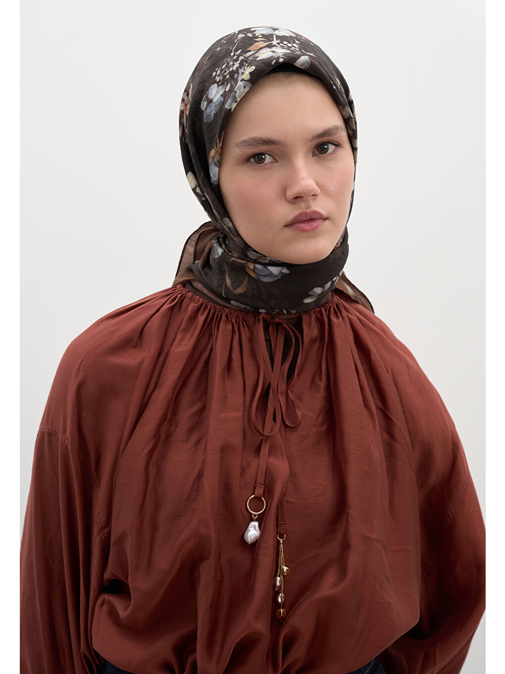 Kahverengi Mıdnıght Rose Desen Pamuklu Viskon Eşarp Çikolata Kahve-2