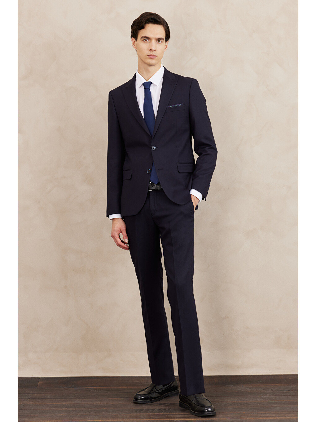 Erkek Lacivert Slim Fit Dar Kesim Kırlangıç Yaka Armürlü Takım Elbise-1