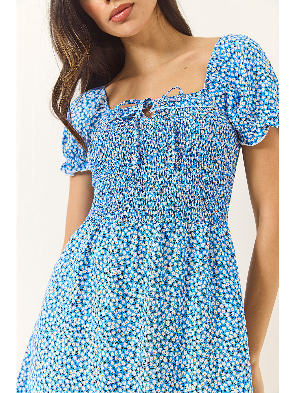 Mavi Kadın Papatya Desenli Karpuz Kollu Giperli Mini Viskon Elbise-6