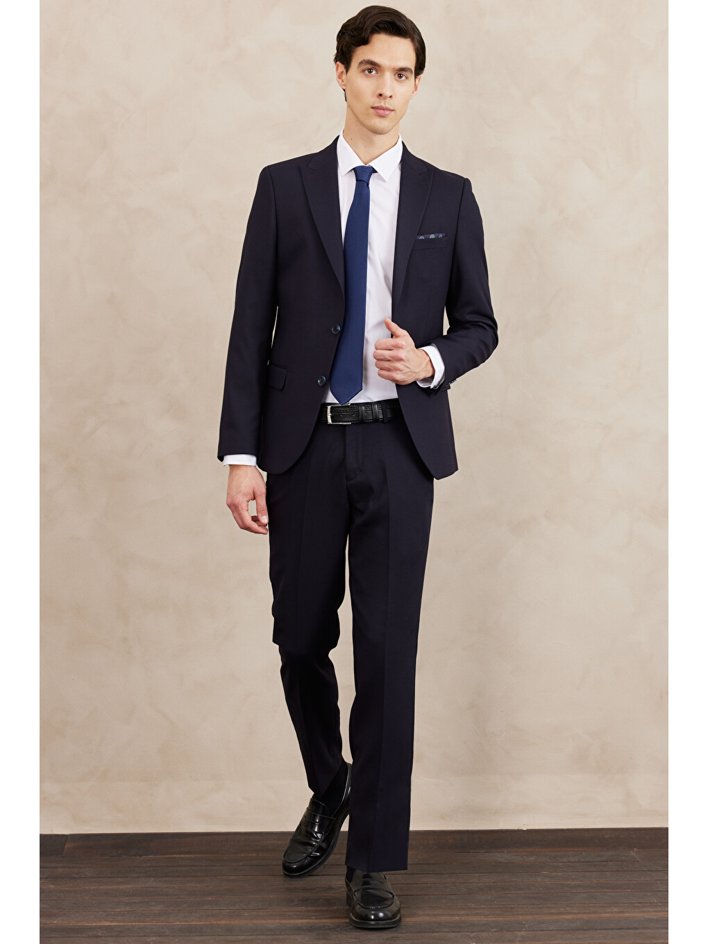 Erkek Lacivert Slim Fit Dar Kesim Kırlangıç Yaka Armürlü Takım Elbise-3