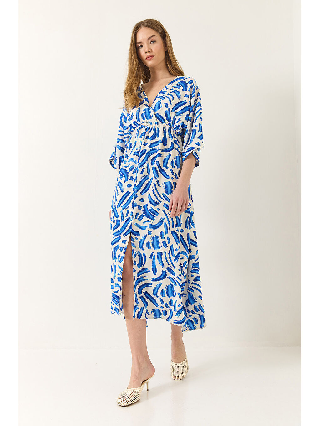 Beyaz Kadın Anvelop Yaka Beli Lastikli Desenli Yazlık Viskon Elbise-3