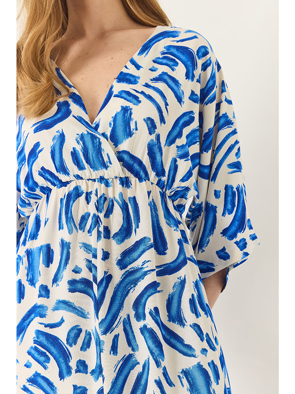 Beyaz Kadın Anvelop Yaka Beli Lastikli Desenli Yazlık Viskon Elbise-4