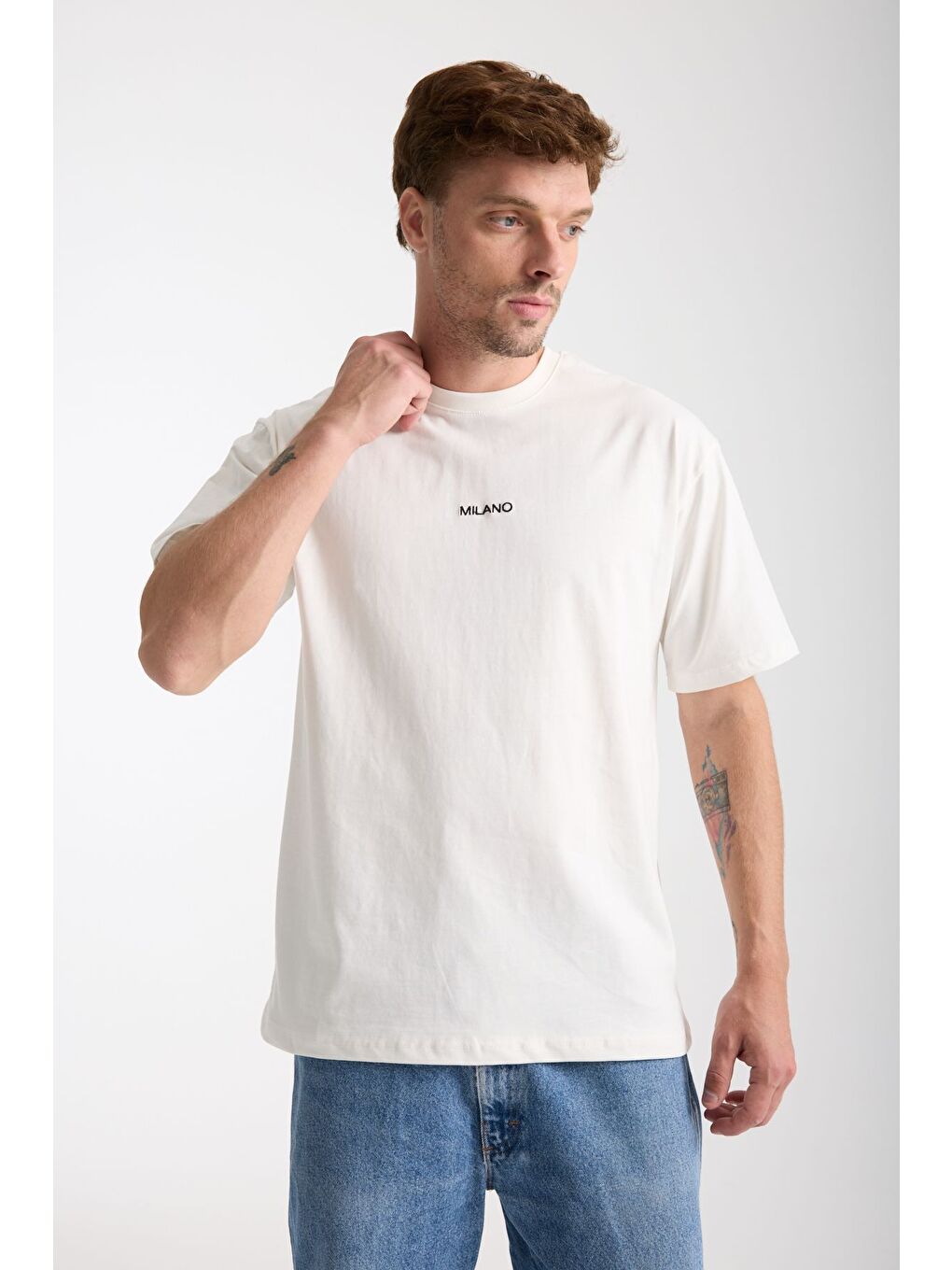 Erkek Beyaz Milano Nakış Yazılı Oversize Bisiklet Yaka Tişört-1