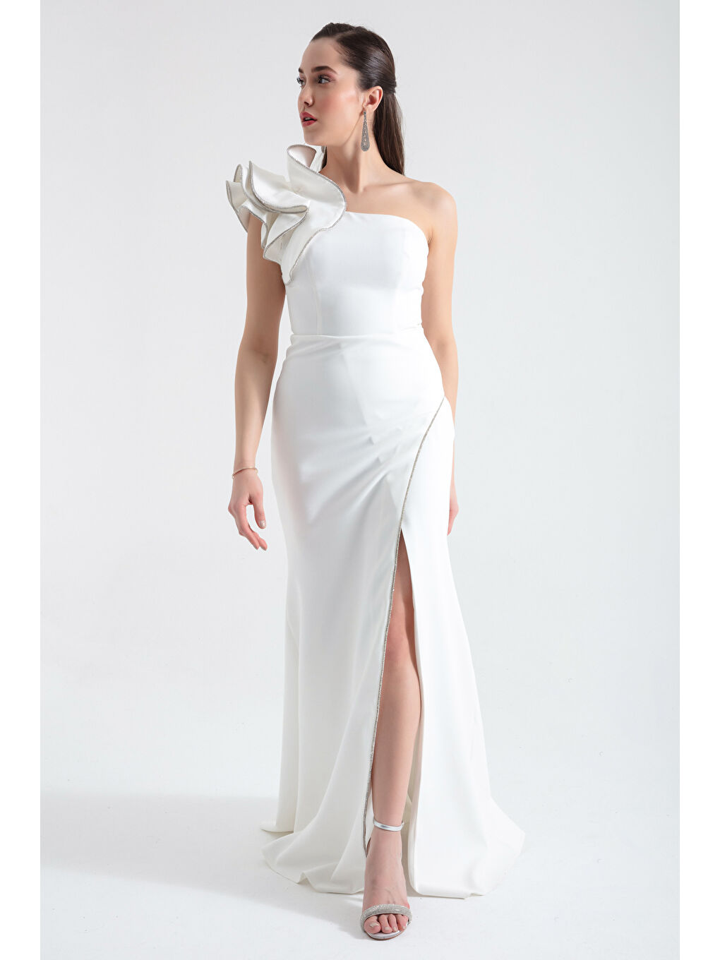 Kadın Beyaz Tek Omuzlu Yırtmaçlı Uzun Abiye Elbise