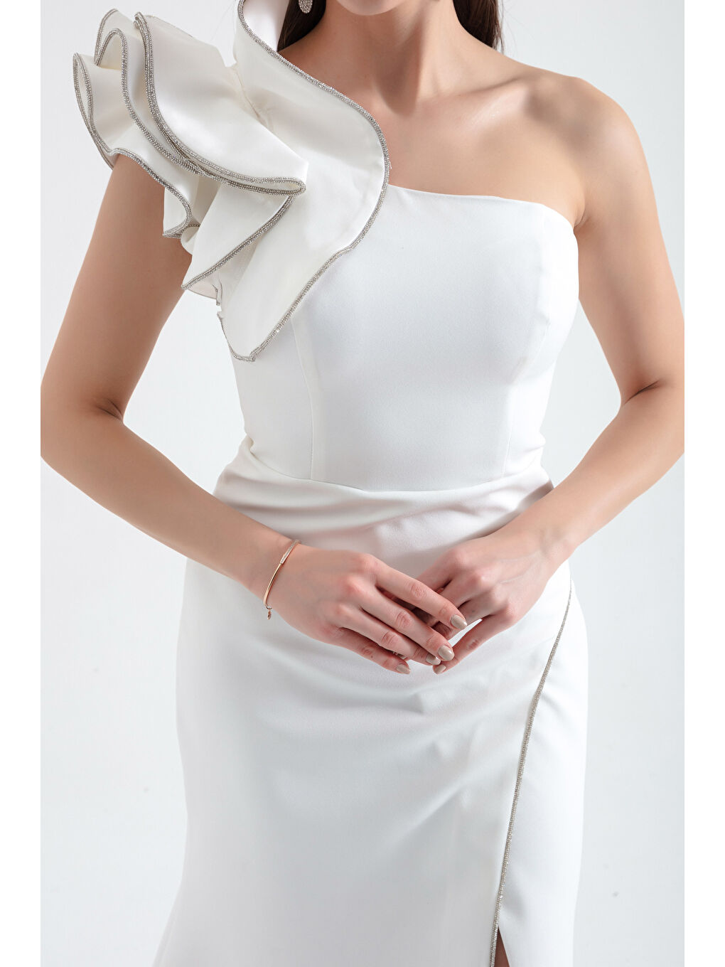 Kadın Beyaz Tek Omuzlu Yırtmaçlı Uzun Abiye Elbise-3