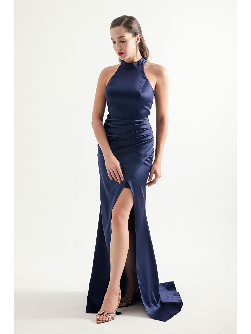 Kadın Lacivert Halter Yaka Yırtmaçlı Uzun Saten Abiye Elbise