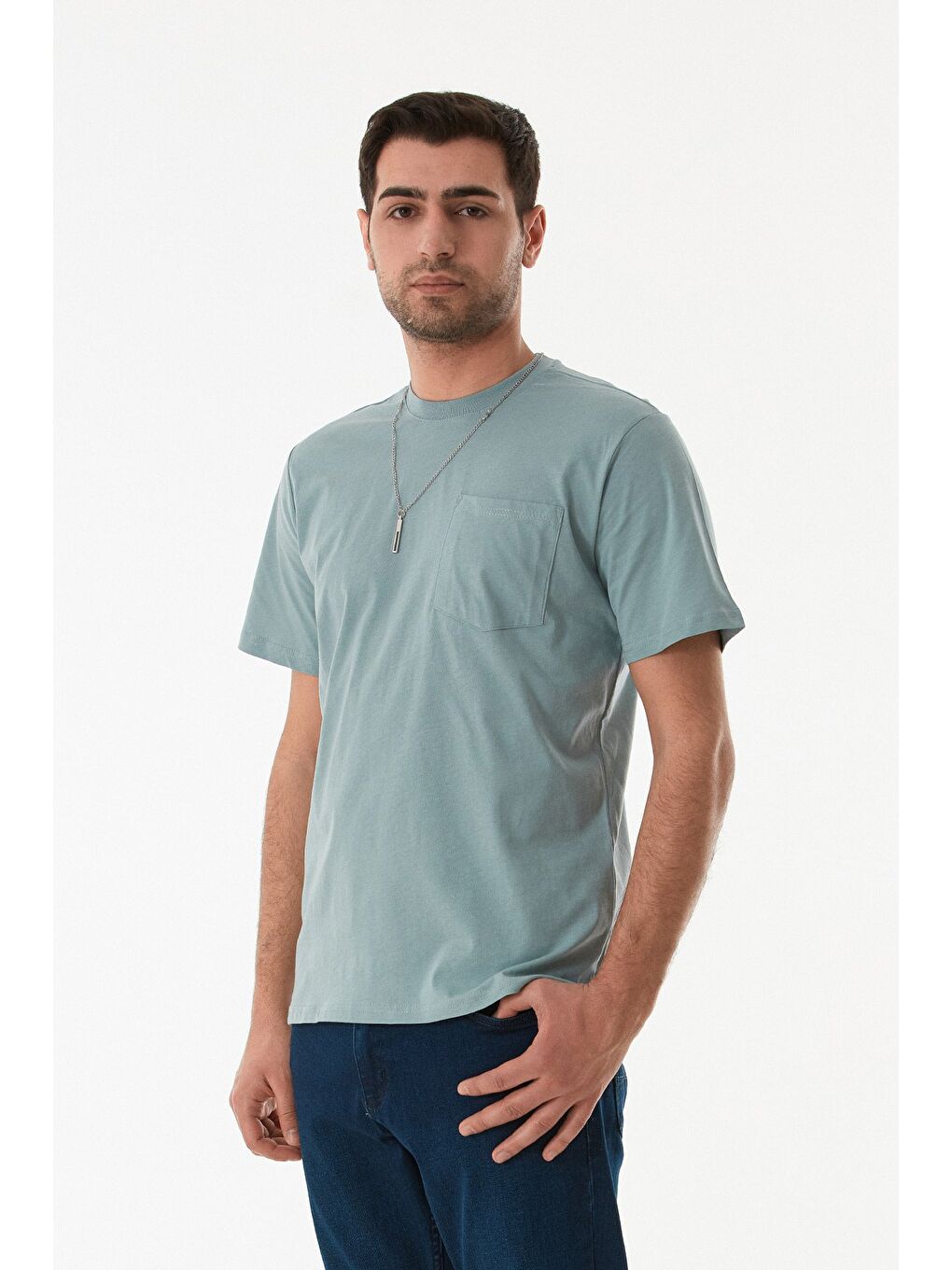 Mavi Cepli Kolye Detaylı Bisiklet Yaka Tişört