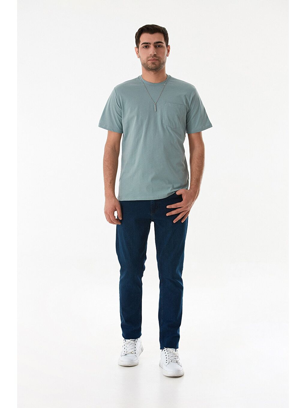 Mavi Cepli Kolye Detaylı Bisiklet Yaka Tişört-1