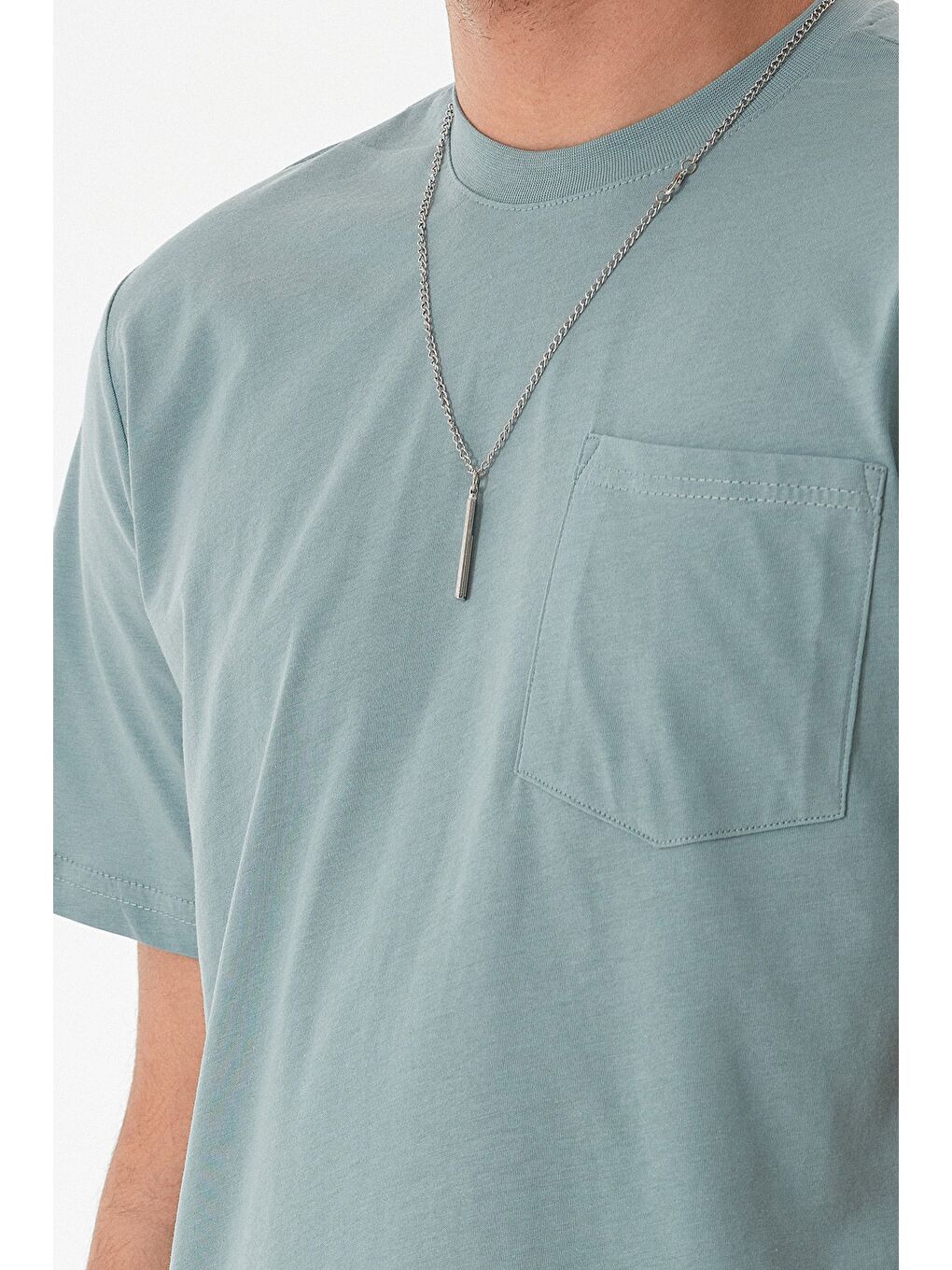 Mavi Cepli Kolye Detaylı Bisiklet Yaka Tişört-4