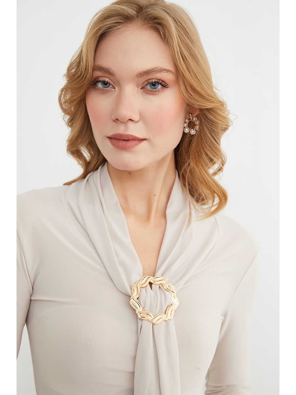 Bej Aksesuar Detaylı Fularlı Şal Yaka Bluz-1