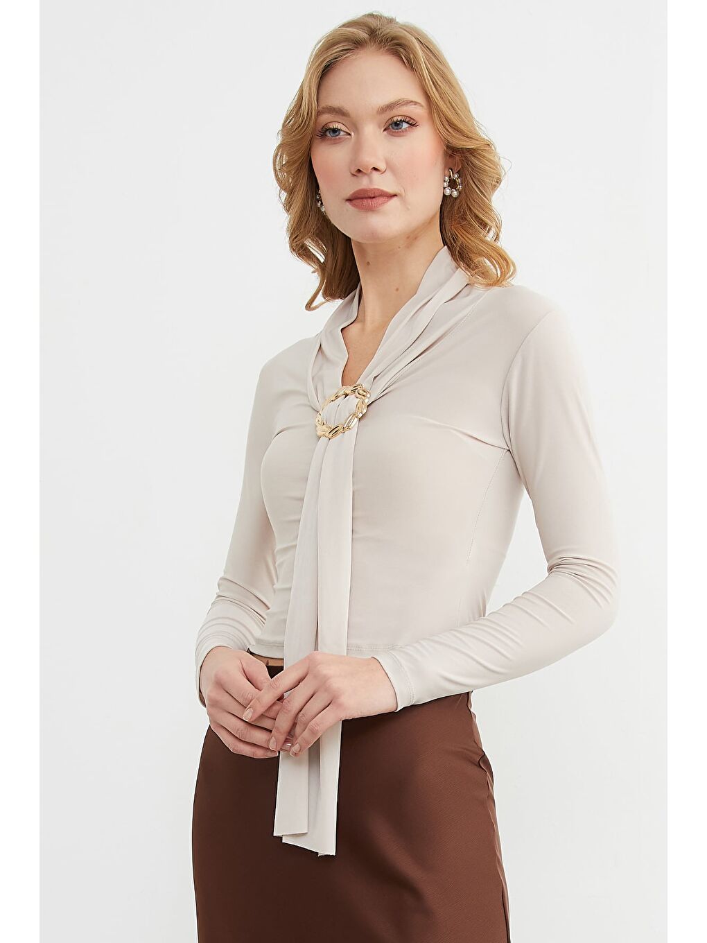 Bej Aksesuar Detaylı Fularlı Şal Yaka Bluz-2