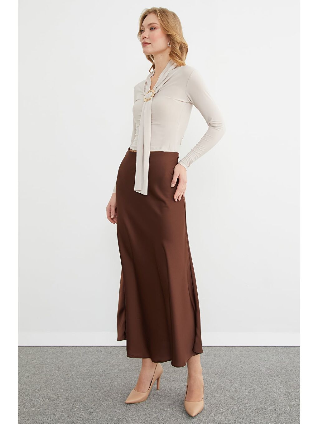 Bej Aksesuar Detaylı Fularlı Şal Yaka Bluz-3