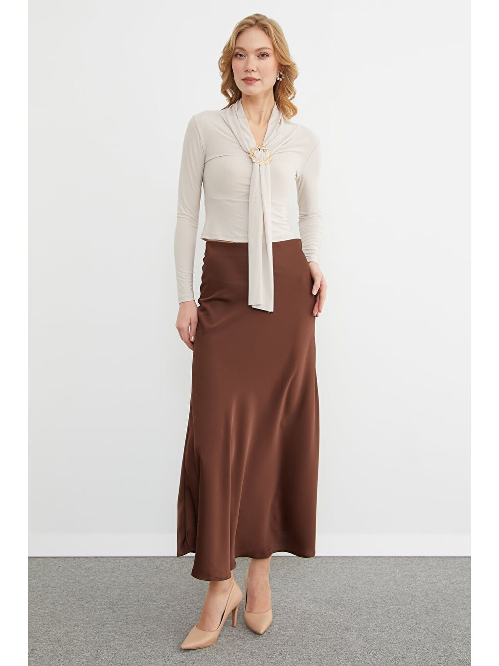 Bej Aksesuar Detaylı Fularlı Şal Yaka Bluz-4