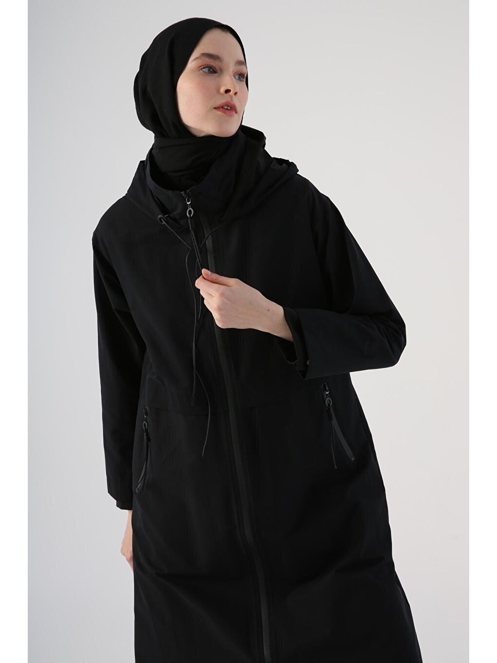 Siyah Kapüşonlu Cepli Fermuarlı Trençkot-4