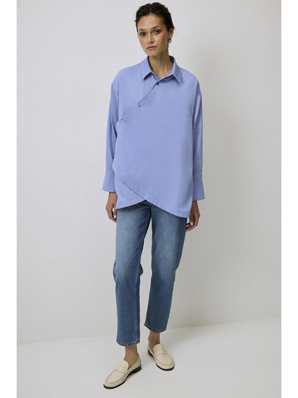 Mavi Asimetrik Kapamalı Gömlek