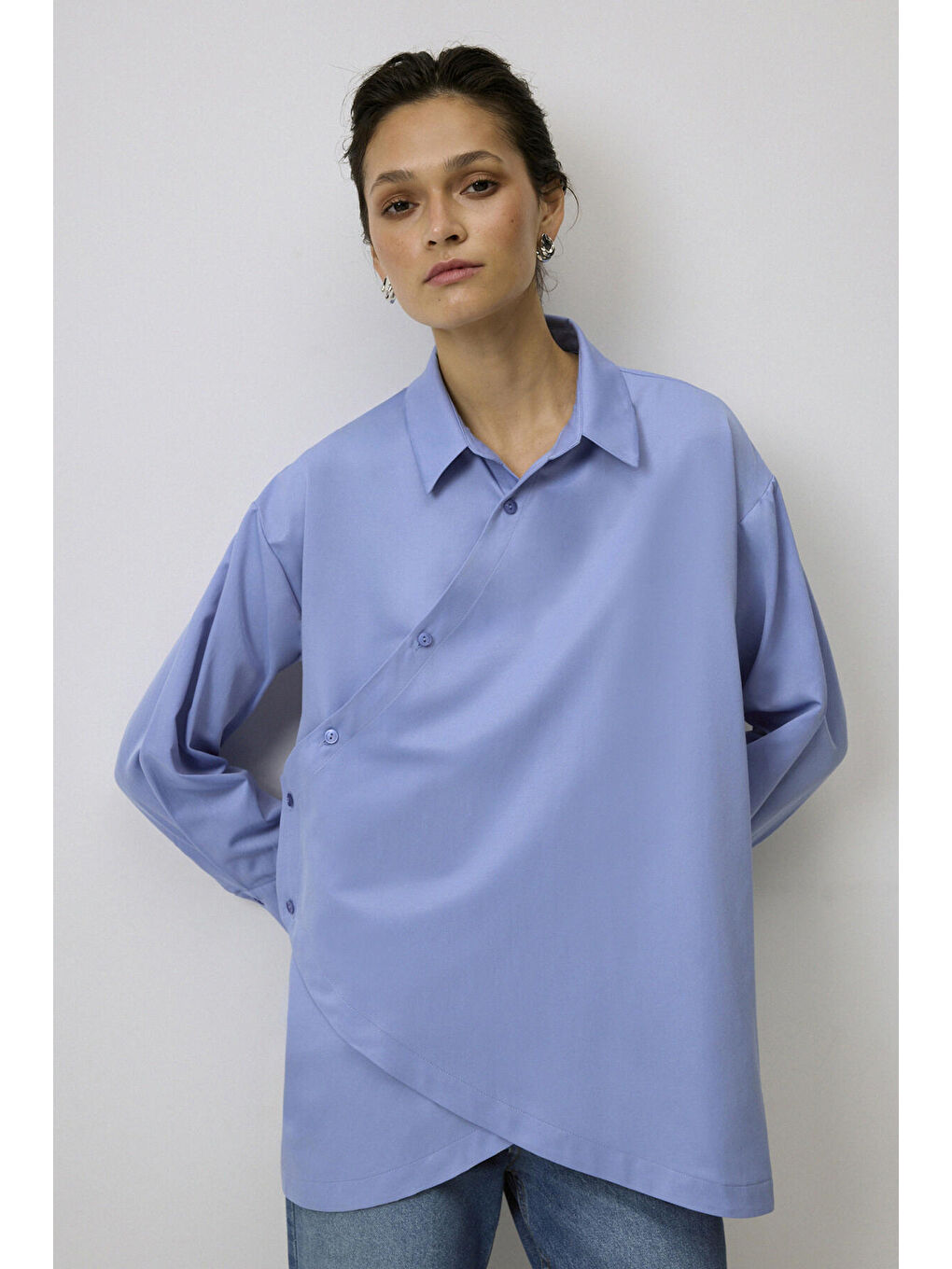 Mavi Asimetrik Kapamalı Gömlek-1