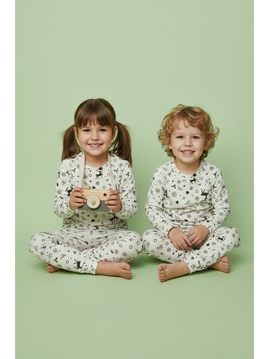 Ekru Kar Tanesi Ve Geyik Desenli Unisex Çocuk Pijama Takımı-1