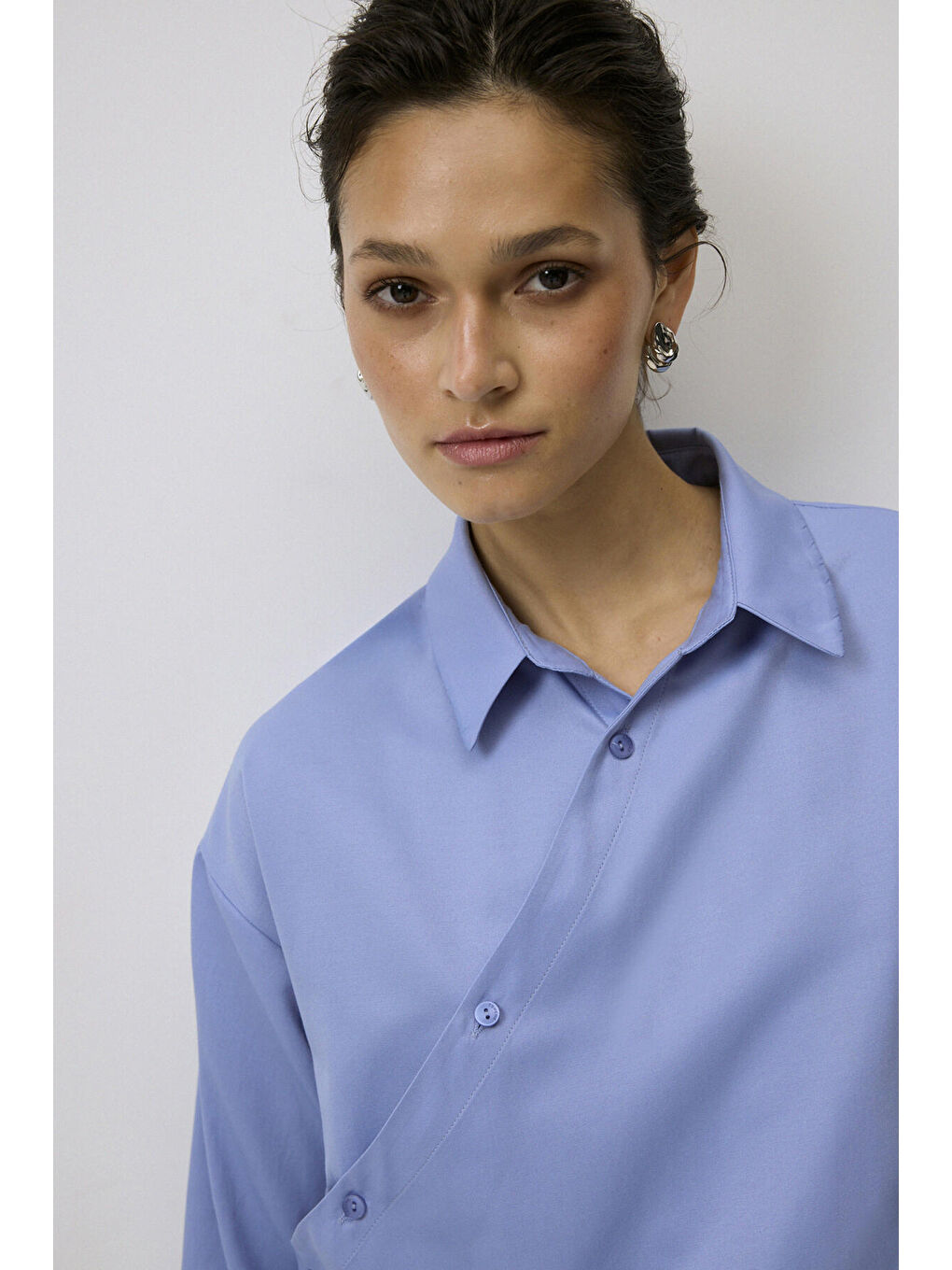 Mavi Asimetrik Kapamalı Gömlek-4