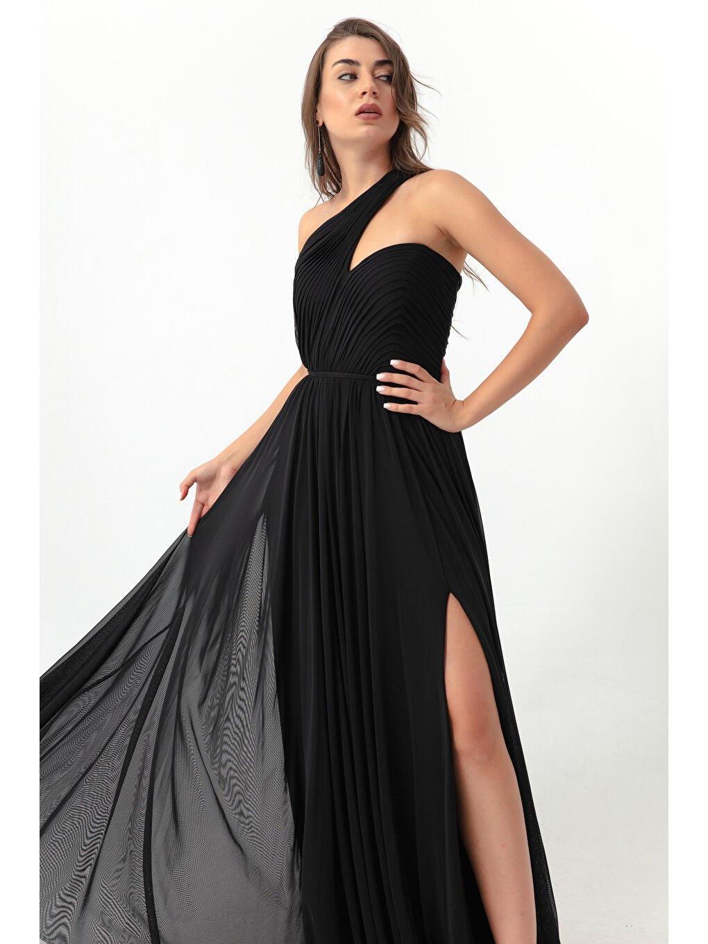 Kadın Siyah Tek Omuz Yırtmaçlı Uzun Abiye Elbise-1