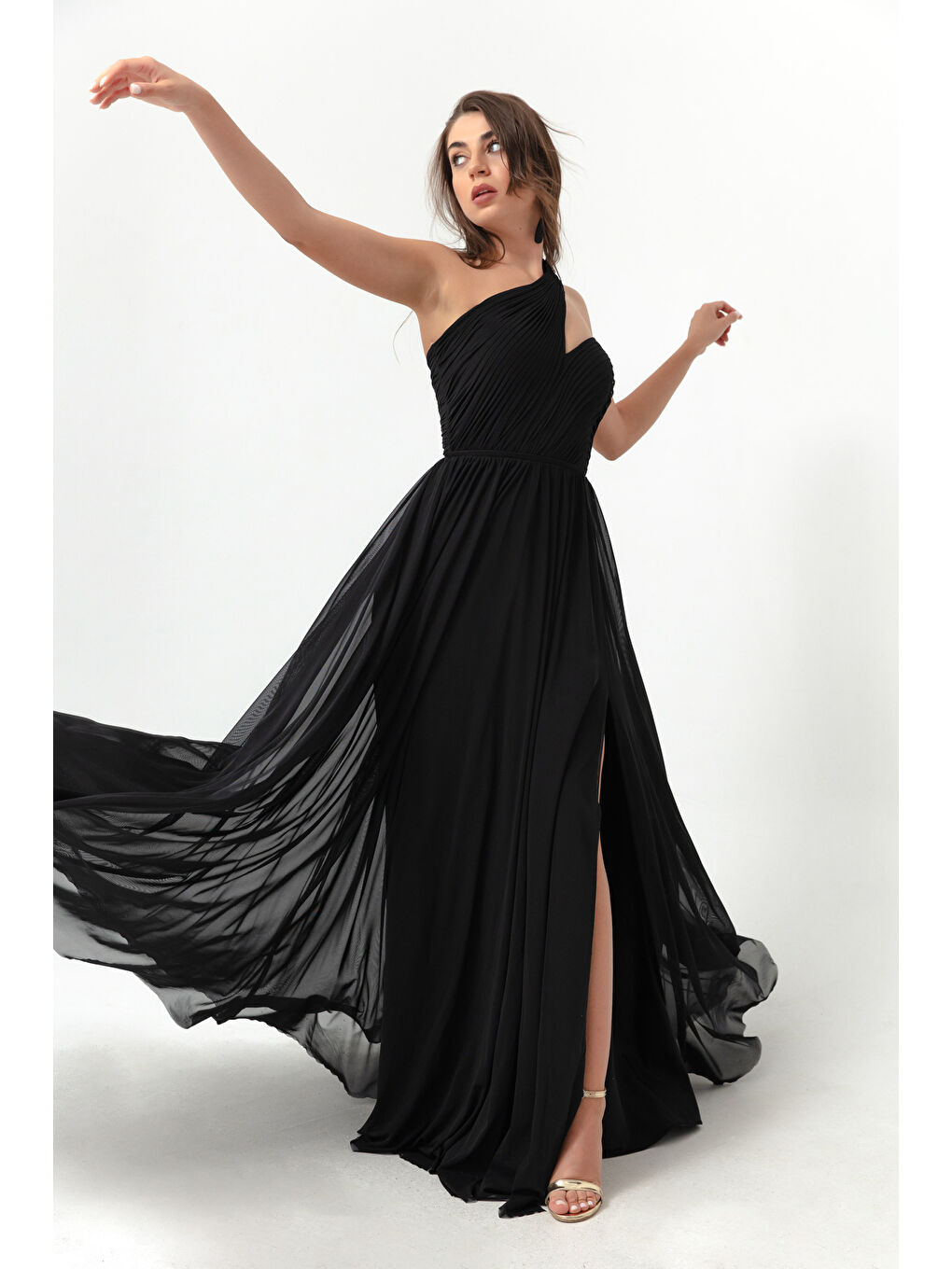Kadın Siyah Tek Omuz Yırtmaçlı Uzun Abiye Elbise-2