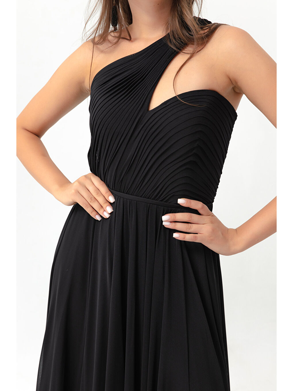 Kadın Siyah Tek Omuz Yırtmaçlı Uzun Abiye Elbise-3