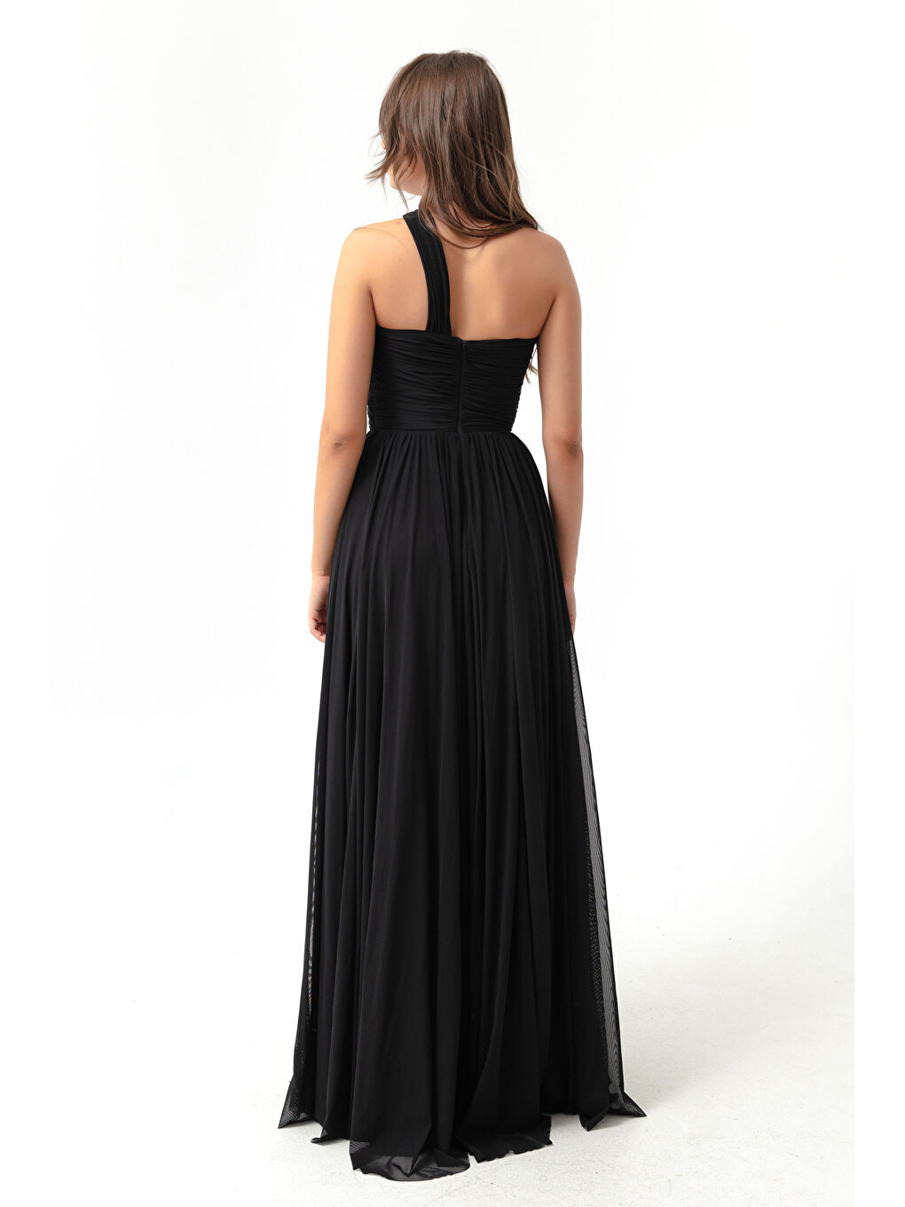 Kadın Siyah Tek Omuz Yırtmaçlı Uzun Abiye Elbise-4
