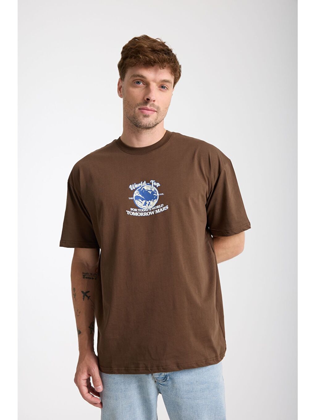 Erkek Kahverengi World Ön Ve Arka Baskılı Oversize Bisiklet Yaka Tişört-1