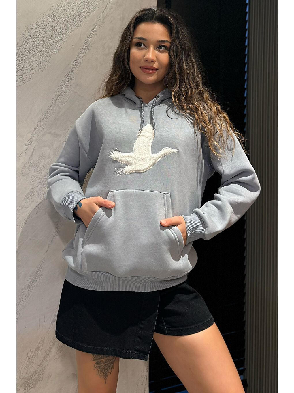 GÜLSELİ Gri Kadın Kuş Nakışlı Kapüşonlu Şardonlu Sweatshirt - 1