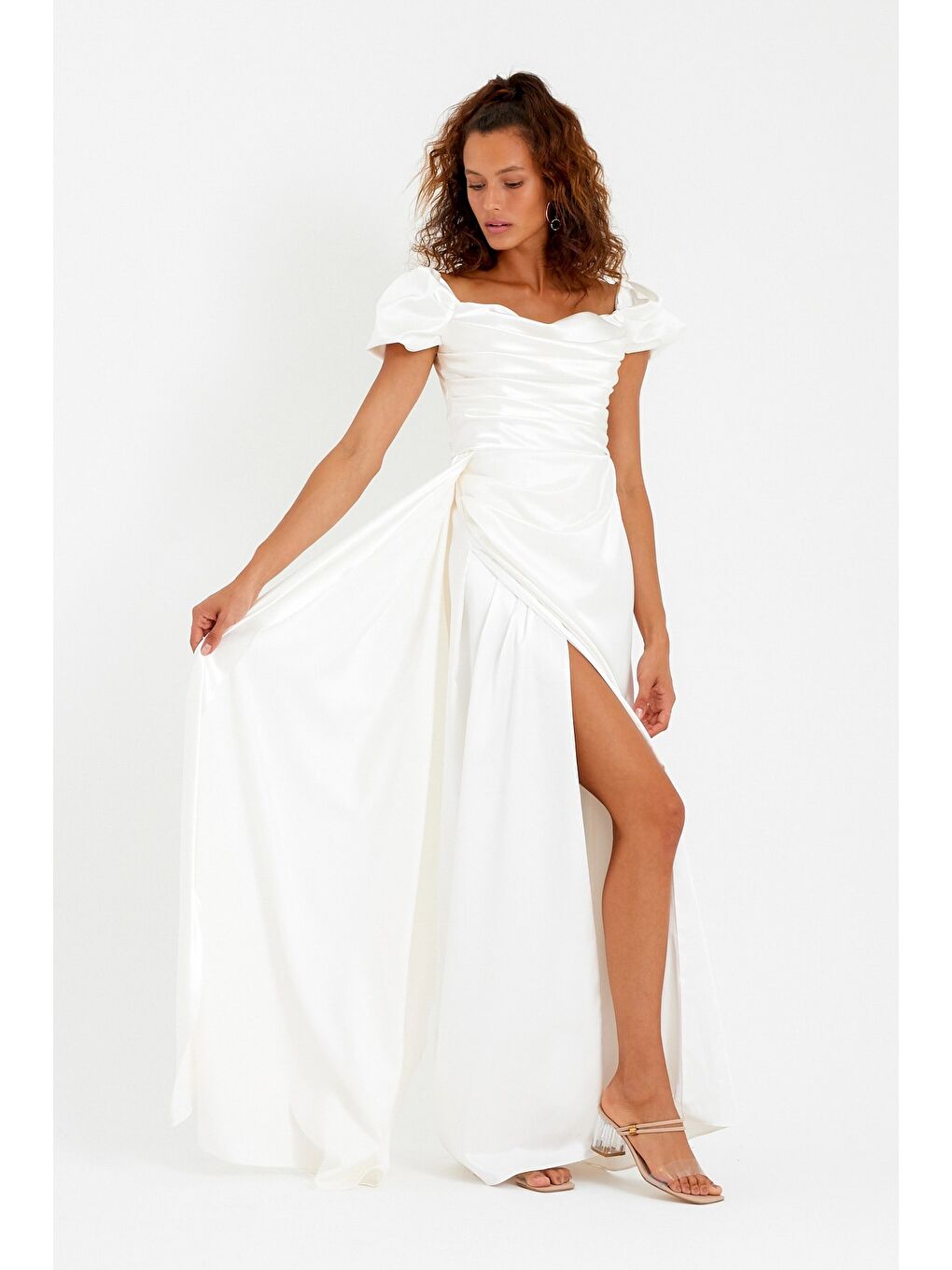 Kadın Beyaz Kayık Yaka Kuyruklu Uzun Saten Abiye & Mezuniyet Elbisesi-3