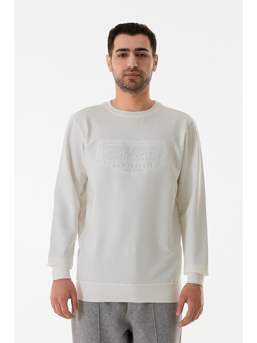 Beyaz Kabartma Desenli Bisiklet Yaka Sweatshirt