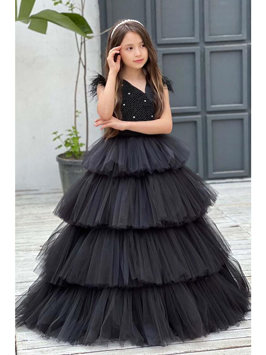 Kız Çocuk Gövdesi İnci Taş İşlemeli Kat Kat Tüllü Kolsuz Siyah Abiye